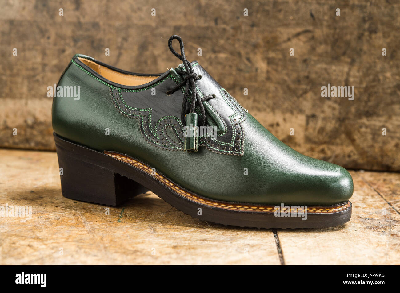 Calzolaio, calzatura finita, Haferlschuh, verde, nero, pelle, Kainisch, Stiria, Austria Foto Stock