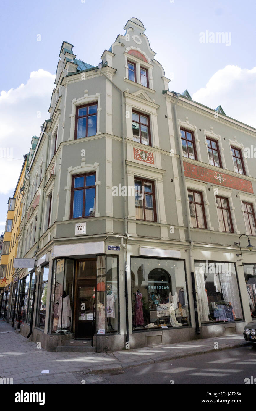 Strada storica con edifici ornati sotto il cielo blu a Sundsvall, Svezia, parte del quartiere Stone Town della città Foto Stock