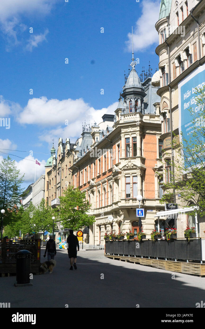 Strada storica con edifici ornati sotto il cielo blu a Sundsvall, Svezia, parte del quartiere Stone Town della città Foto Stock