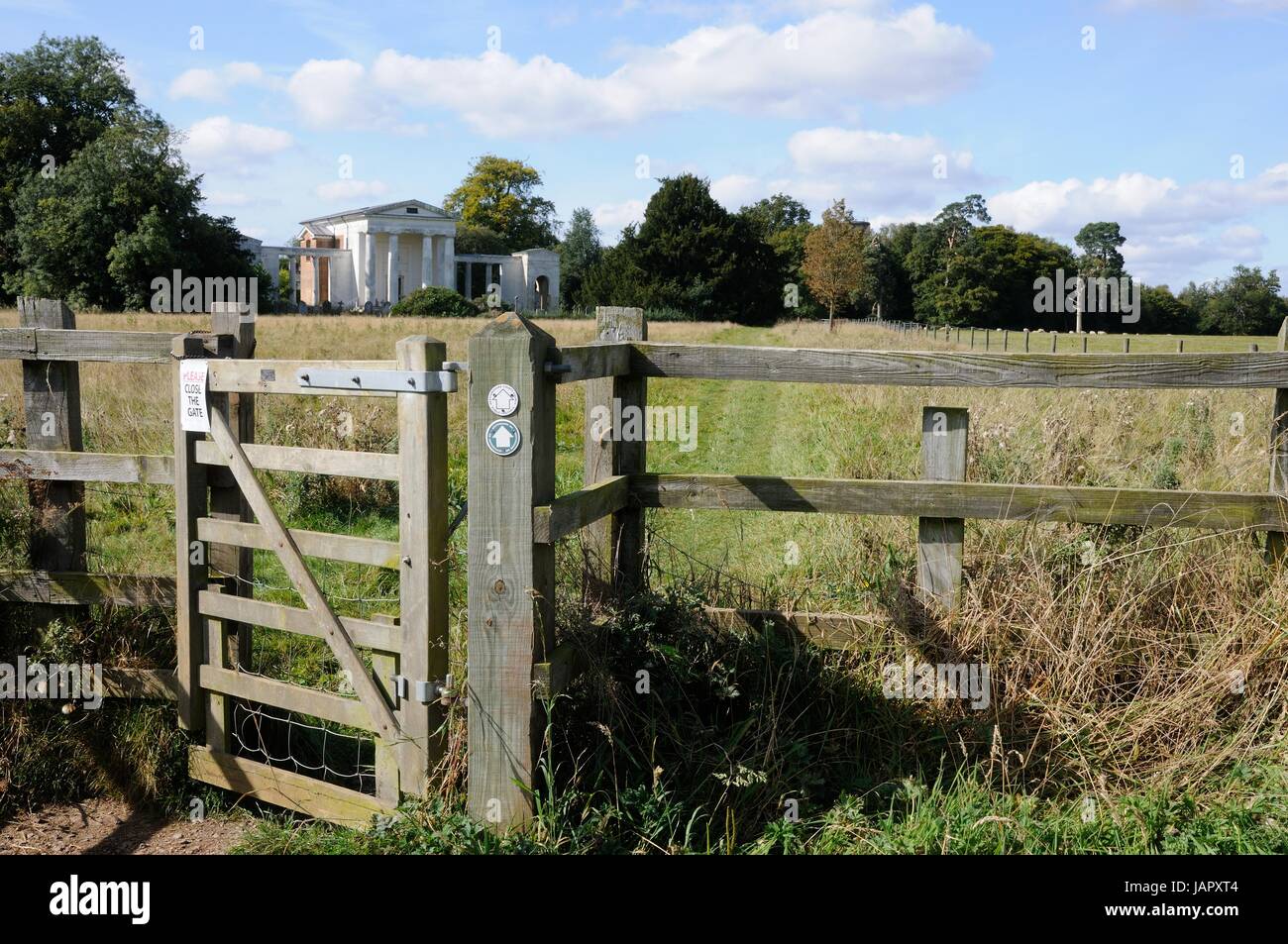 Visualizzare attraverso i campi e il sentiero per la nuova chiesa di San Lorenzo, Ayot St Lawrence, Hertfordshire. Foto Stock