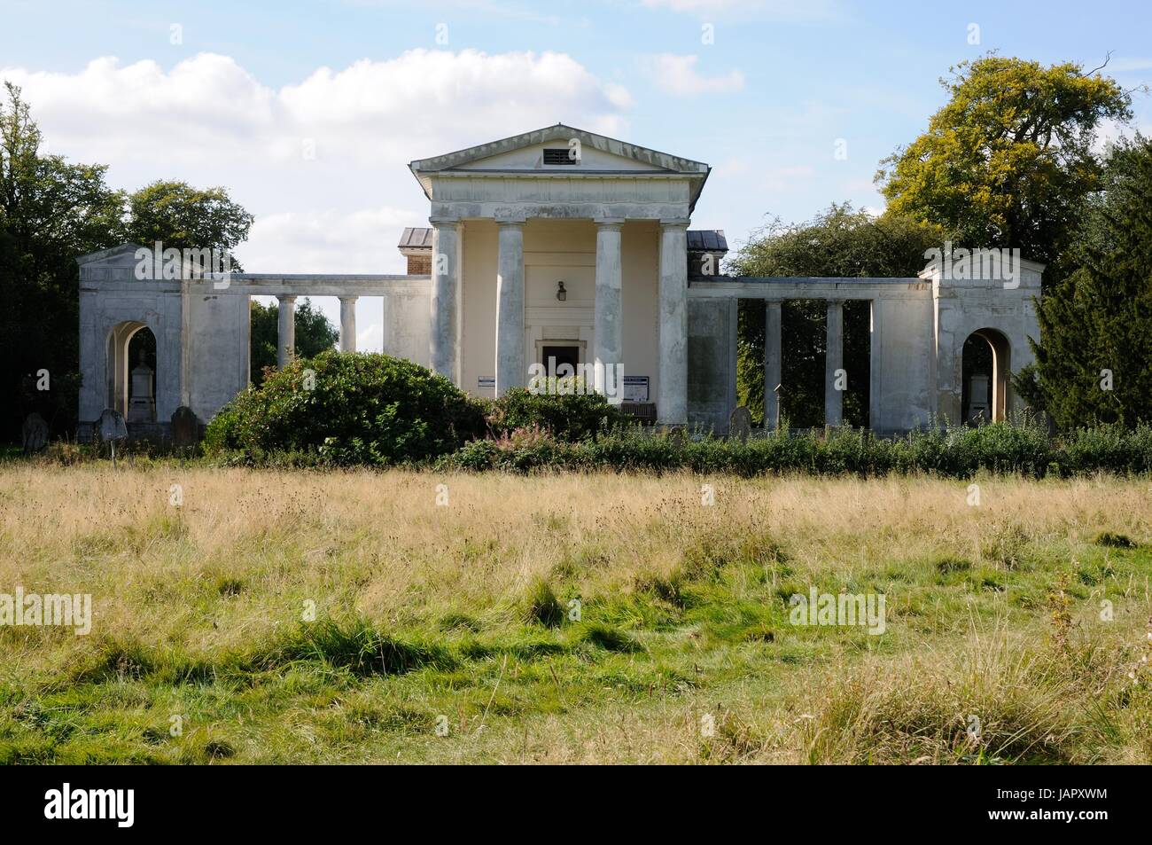 Nuova chiesa di San Lorenzo, Ayot St Lawrence, Hertfordshire. Progettato da Nicholas Revett fu costruito in stile greco con un colonnato nella parte anteriore, Foto Stock