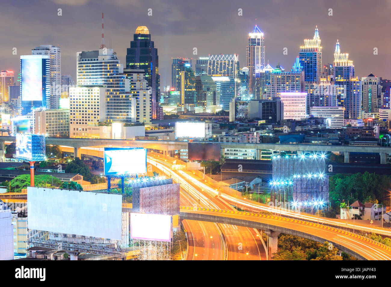 Autostrada di Bangkok al crepuscolo con skyline in Thailandia Foto Stock