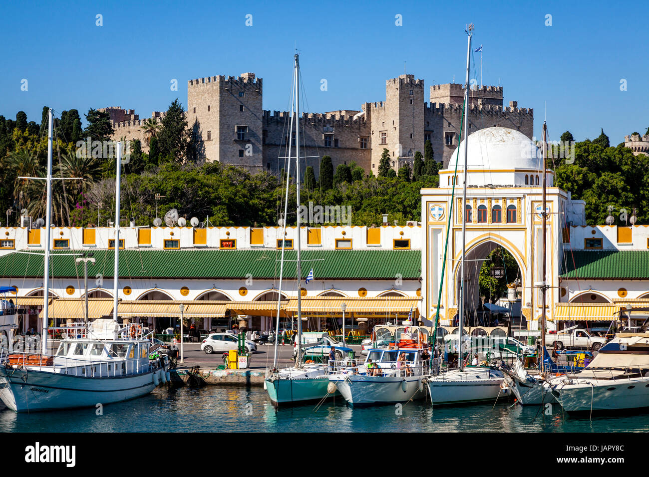 Mandraki Harbour e il Palazzo del Gran Maestro dei Cavalieri di Rodi, rodi Città Vecchia, Rodi, Grecia Foto Stock