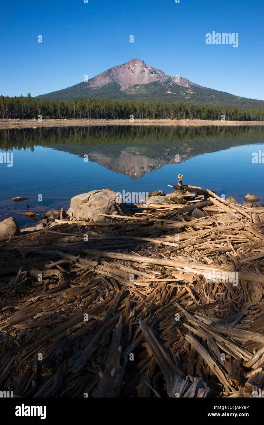 Quattro Miglia di Lago mostra una quasi perfetta per la riflessione per Mt McLoughlin Foto Stock