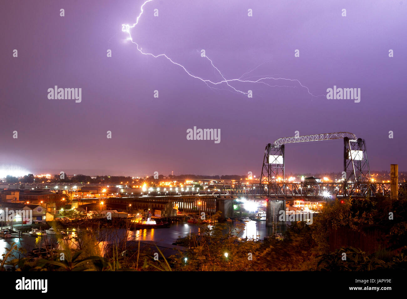 Spettacolare tempesta mostra la sua potenza oltre il Thea Foss per via navigabile e Murray Bridge Morgan Foto Stock