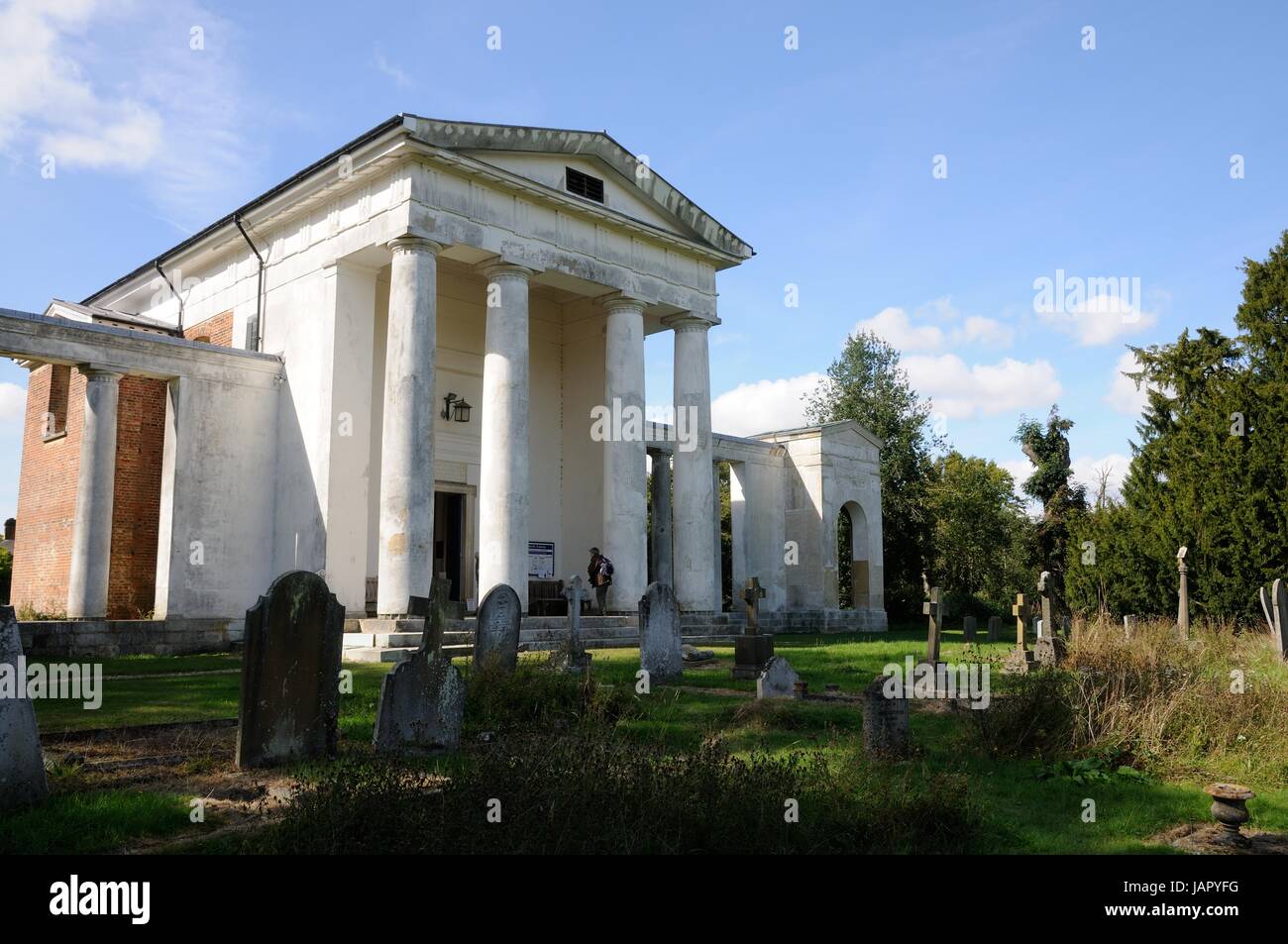 Nuova chiesa di San Lorenzo, Ayot St Lawrence, Hertfordshire, costruito nel 1778 è stato progettato da Nicholas Revett e costruito in stile greco con un colonnato Foto Stock