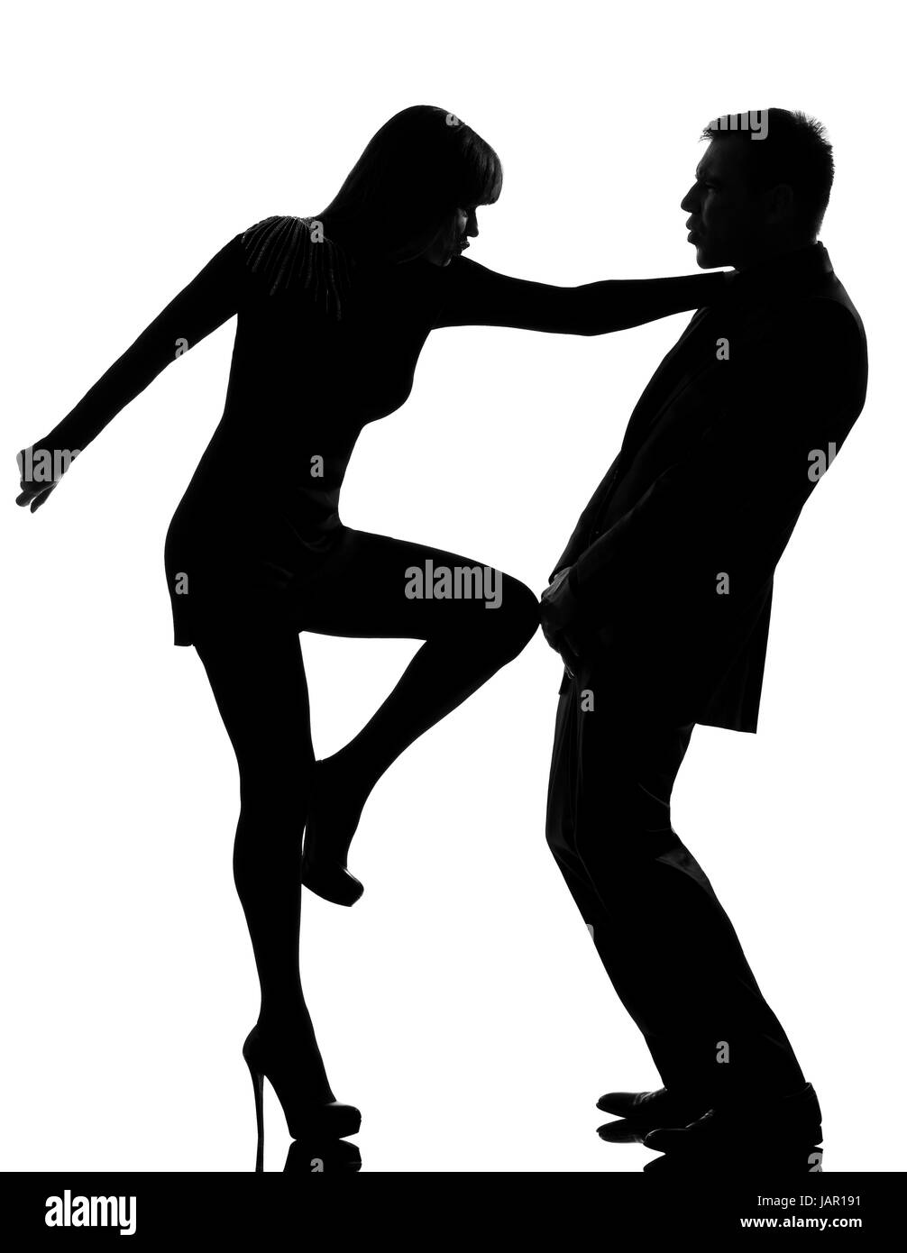 Una coppia caucasica l uomo e la donna che esprimono la violenza domestica in studio silhouette isolati su sfondo bianco Foto Stock