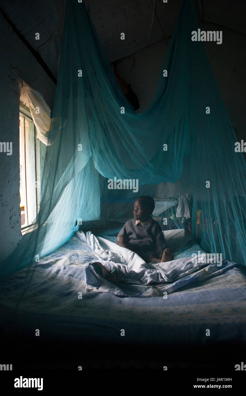 Un bambino sotto una zanzariera, Kenya, Africa Foto Stock