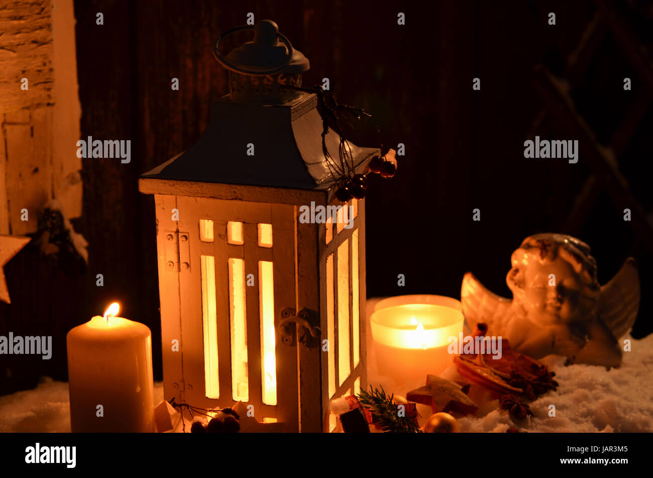 Laterne im Schnee besinnliche Weihnachten Kerzenschein Foto Stock