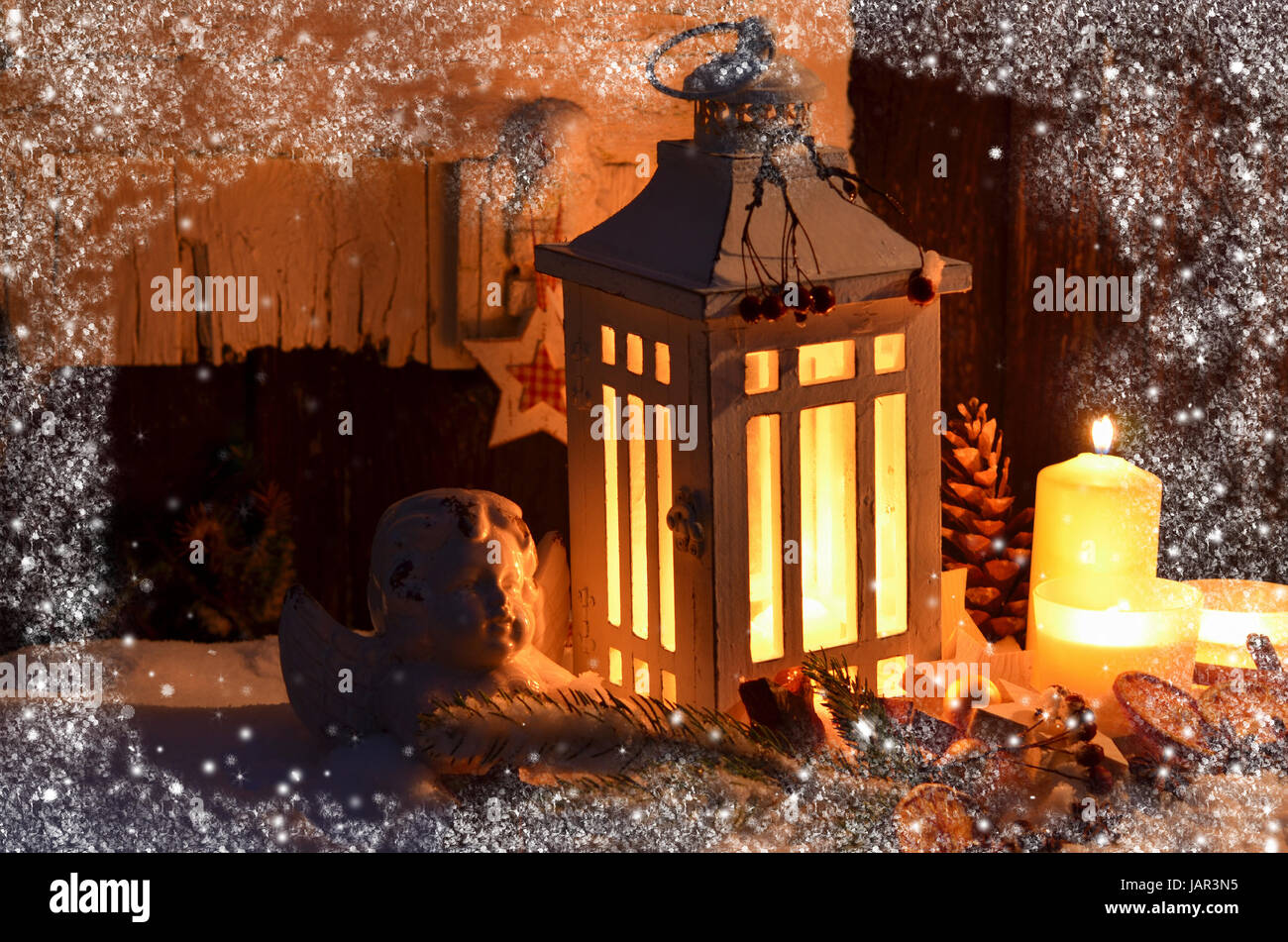 Laterne im Schnee besinnliche Weihnachten Kerzenschein Foto Stock