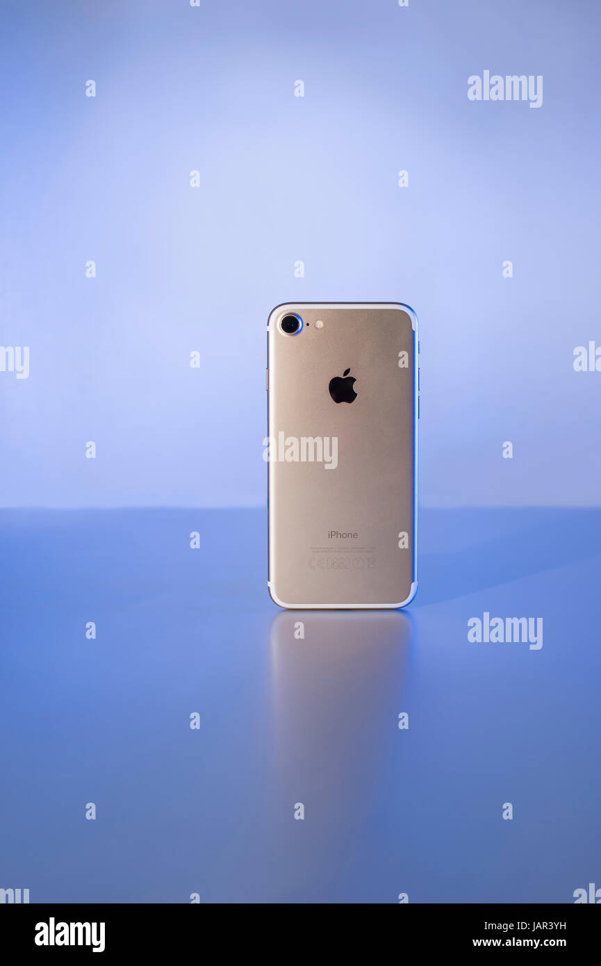 Apple I Phone sette in oro sorge in luce blu Foto Stock