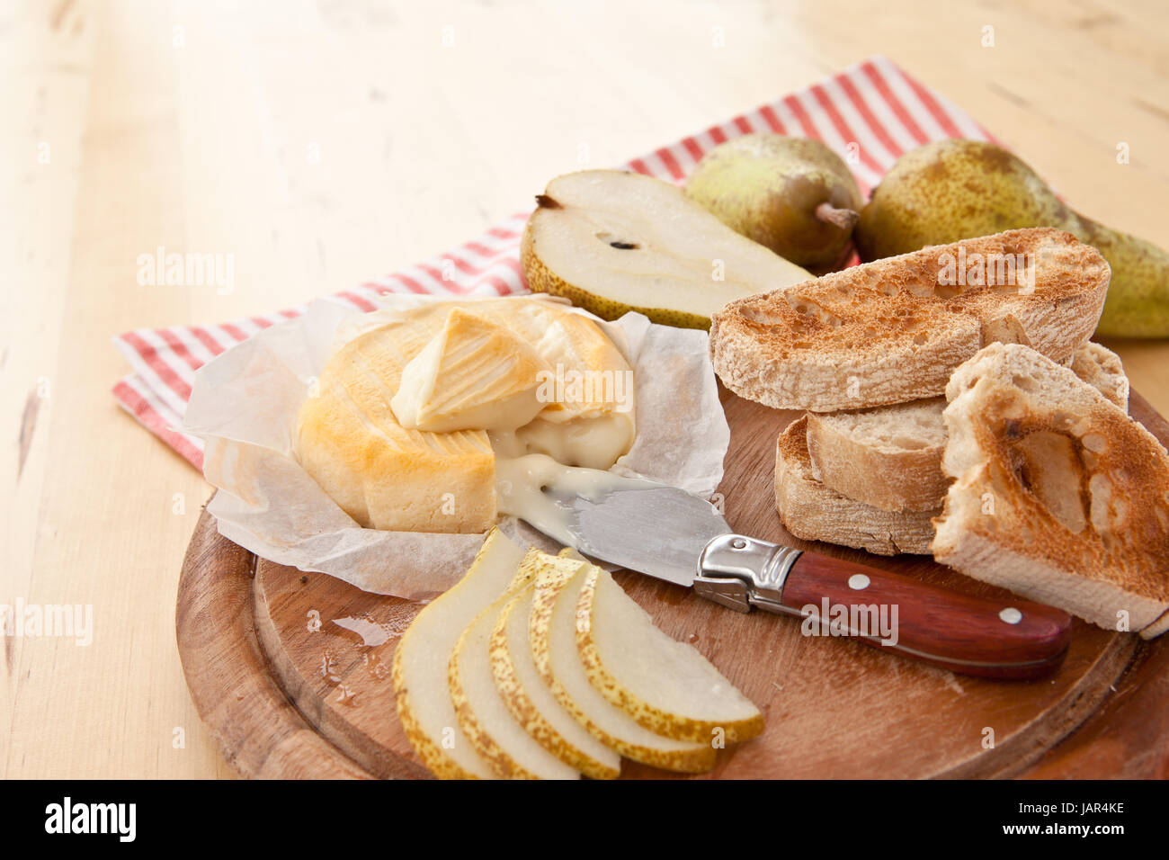 Kaese, Brot und frischen Birnen auf Schneidebrett Foto Stock
