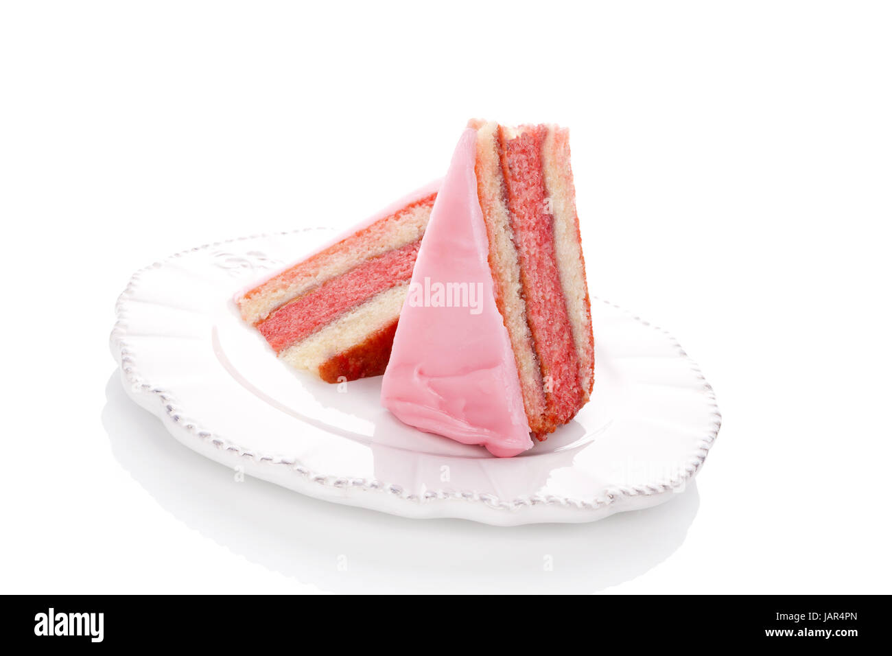 Rosa lussuoso punzone a strati la torta su bianco piastra vintage isolati su sfondo bianco. Culinario dessert dolce mangiare. Foto Stock