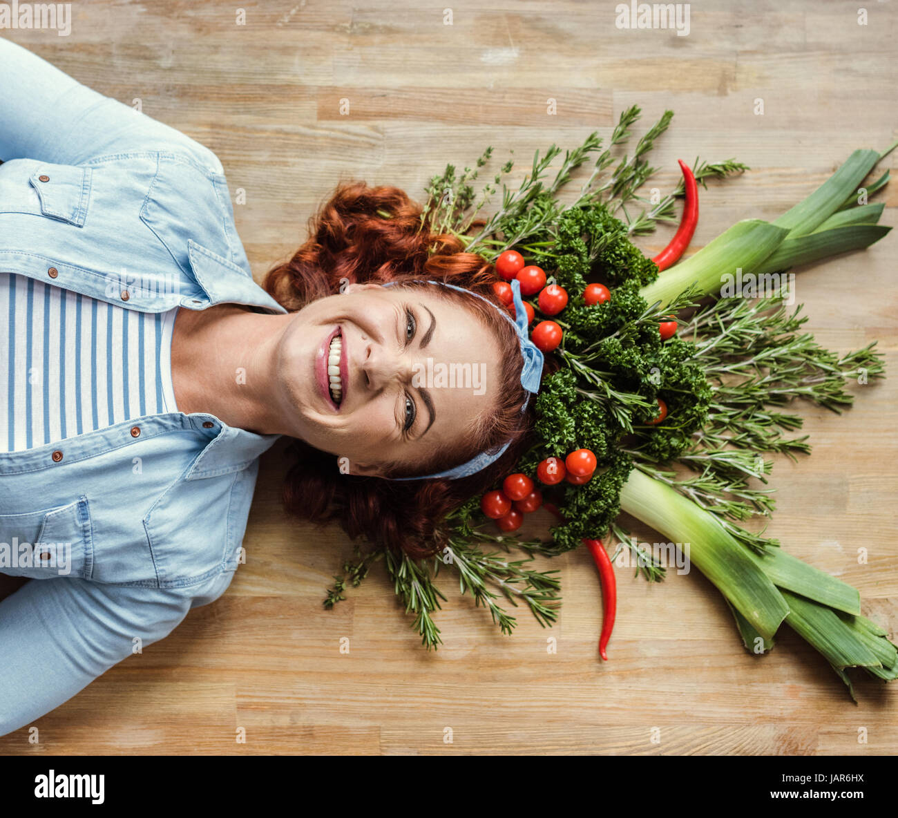 Donna in erba e corona vegetale Foto Stock