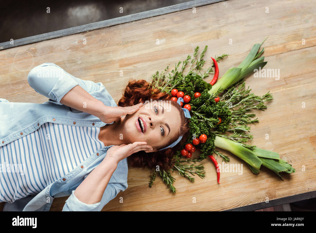 Donna in erba e corona vegetale Foto Stock
