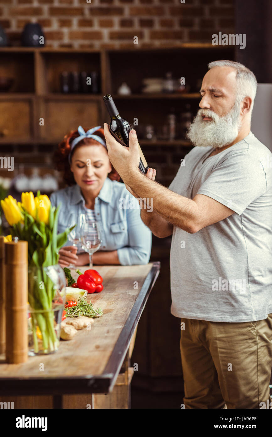 Uomo con bottiglia di vino Foto Stock