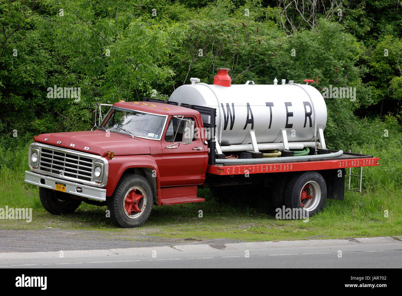LITTLE FALLS, NEW YORK, Stati Uniti d'America - 2 giugno 2017: un camion sul ciglio della strada la vendita di acqua, nella contea di Herkimer. Foto Stock