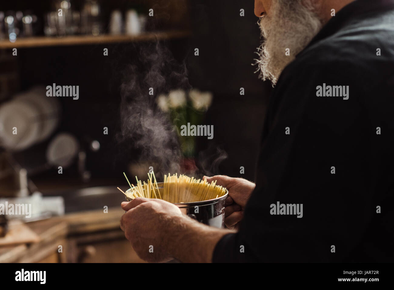 L'uomo cucinare gli spaghetti Foto Stock