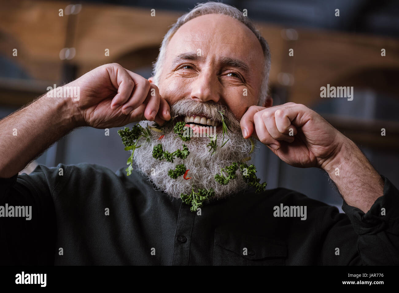 Senior uomo con verdi in barba Foto Stock