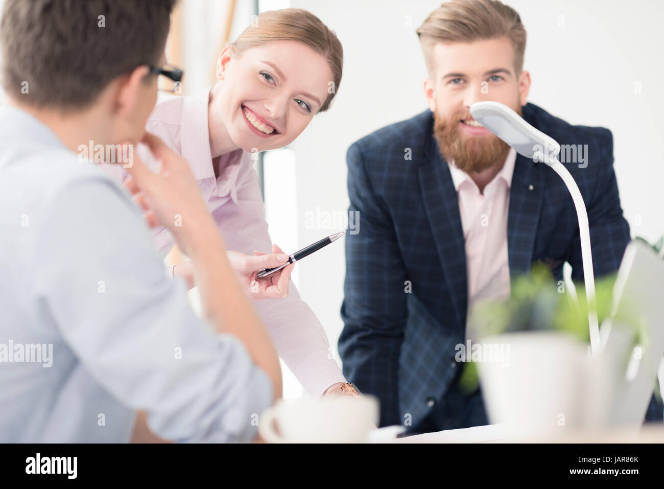 Giovani imprenditori che lavorano insieme Foto Stock