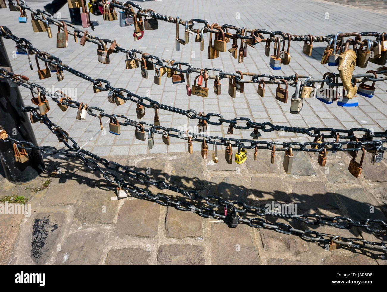 Amore si blocca sulla catena recinzione in Liverpool Regno Unito Foto Stock