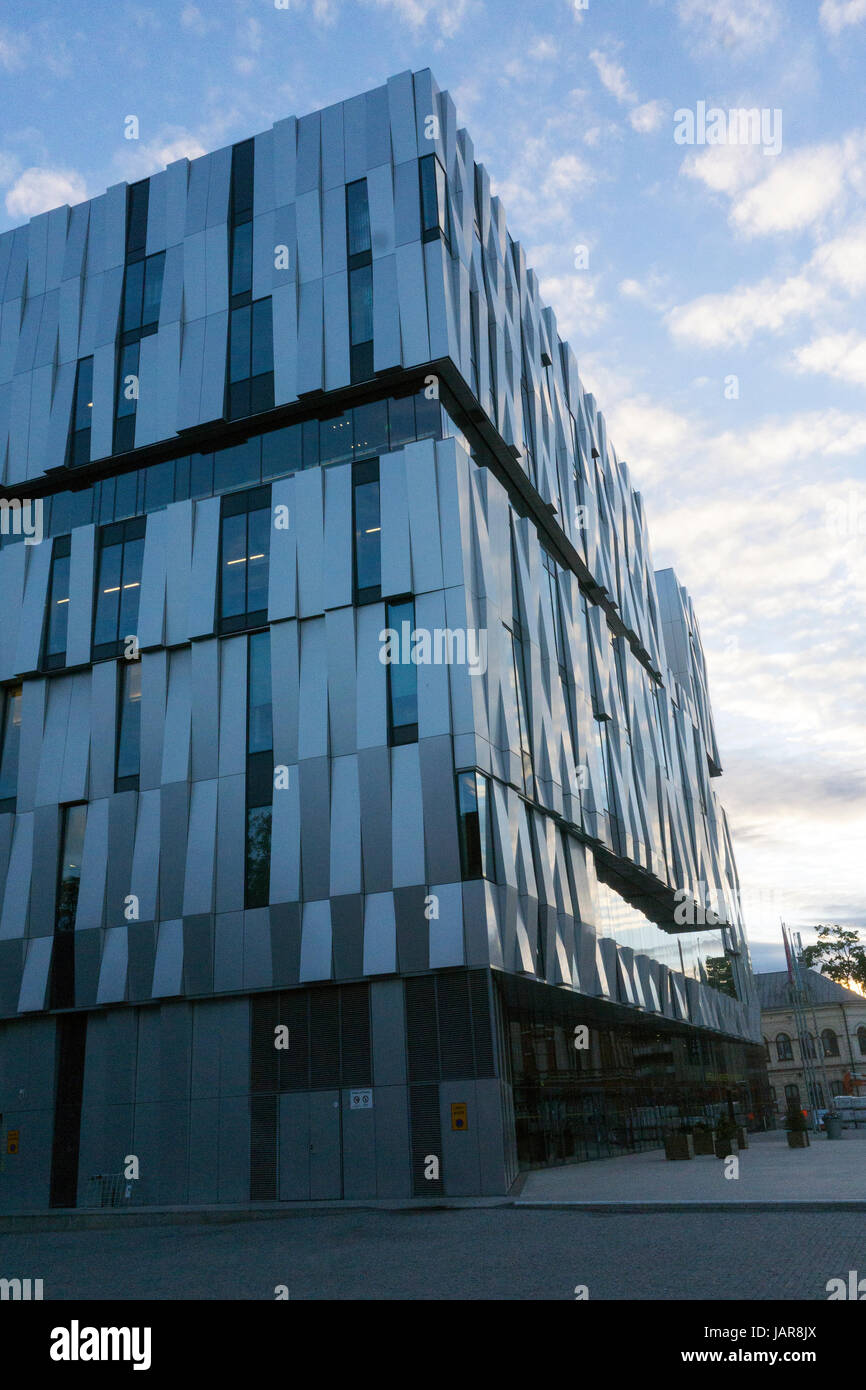 Moderno edificio architettonico nel centro di Uppsala, Svezia, con facciata geometrica in metallo sotto il cielo blu Foto Stock