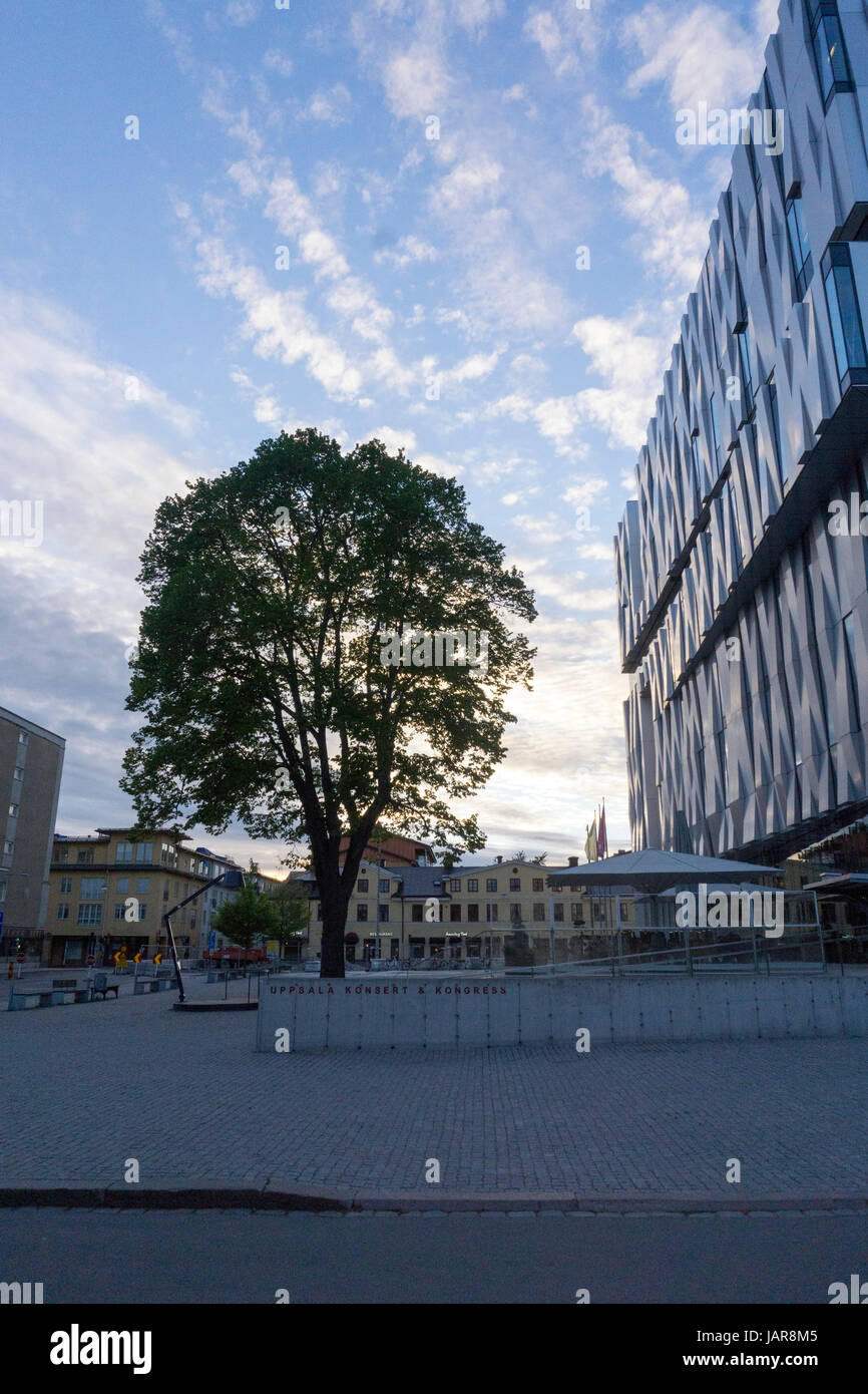 Moderno edificio architettonico nel centro di Uppsala, Svezia, con facciata geometrica in metallo sotto il cielo blu Foto Stock