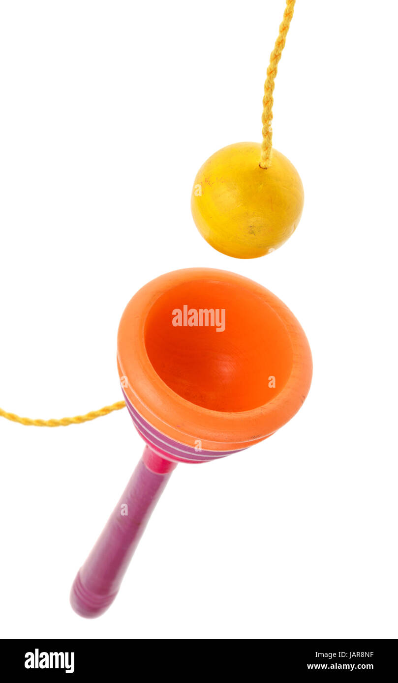 Coppa di legno-e-ball (palla in tazza) toy close up isolati su sfondo bianco Foto Stock