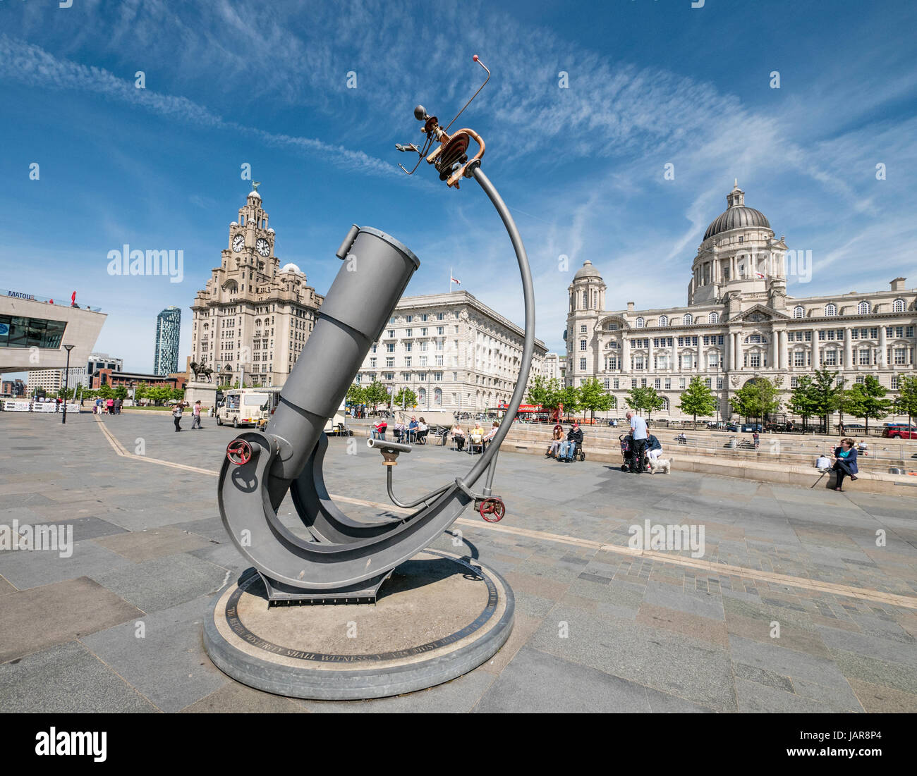 La scultura di fronte Le Tre Grazie di Liver Building, Cunard Building e uffici Dock Liverpool Regno Unito Foto Stock