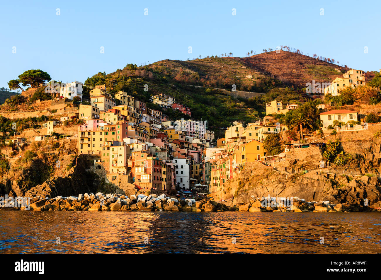Tramonto nel borgo di Riomaggiore nelle Cinque Terre, Italia Foto Stock