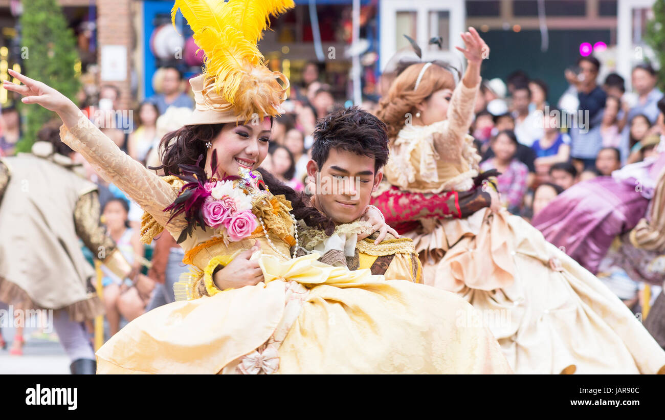 Local drag show a La Mimosa complesso per lo shopping in Na Jomtien a sud di Pattaya in Chonburi provincia della Thailandia. Foto Stock