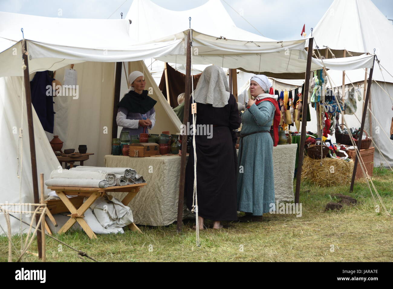 La messa in scena di battaglia medievale di Grunwald in cui i cavalieri teutonici hanno combattuto contro i polacchi e lituani cavalieri. Foto Stock