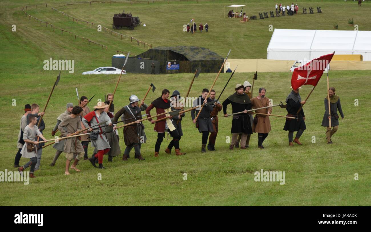 La messa in scena di battaglia medievale di Grunwald in cui i cavalieri teutonici hanno combattuto contro i polacchi e lituani cavalieri. Foto Stock