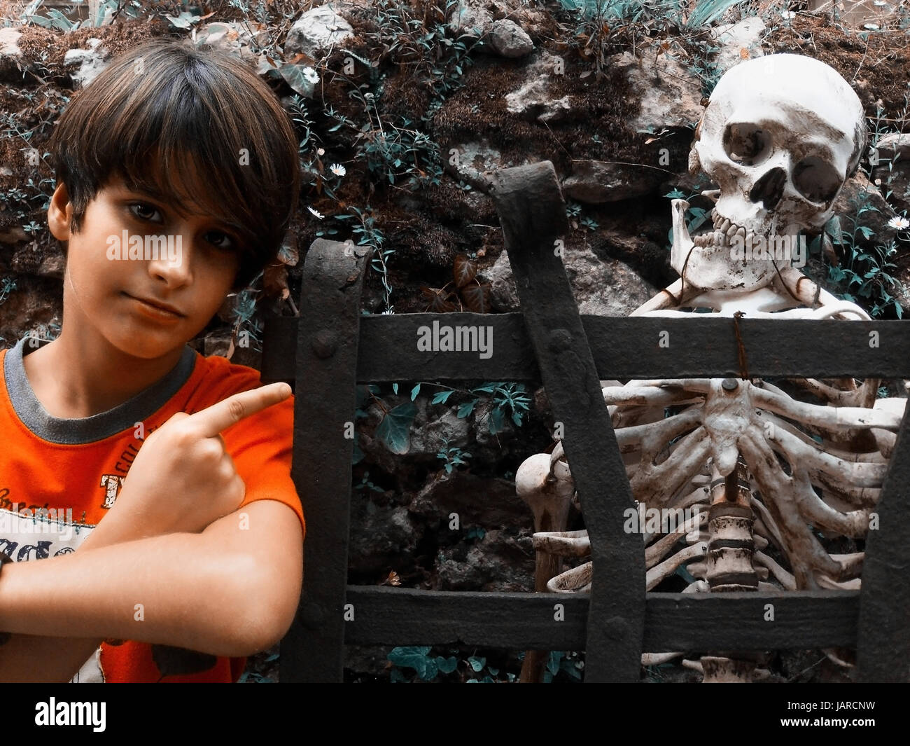Bambino con uno scheletro di halloween Foto Stock