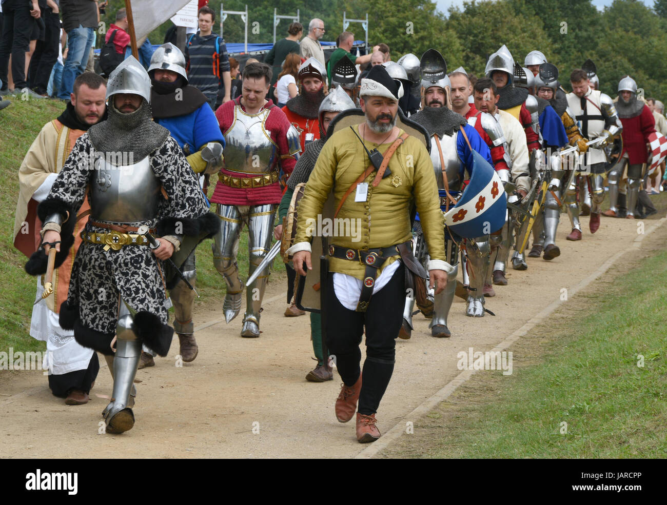 La messa in scena di battaglia medievale di Grunwald in cui i cavalieri teutonici hanno combattuto contro i polacchi e lituani cavalieri. Foto Stock