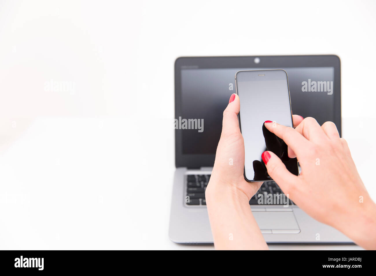 Donna di mano azienda smart phone, lavorando con i dispositivi moderni dispositivi aziendali concetto, tecnologia Foto Stock
