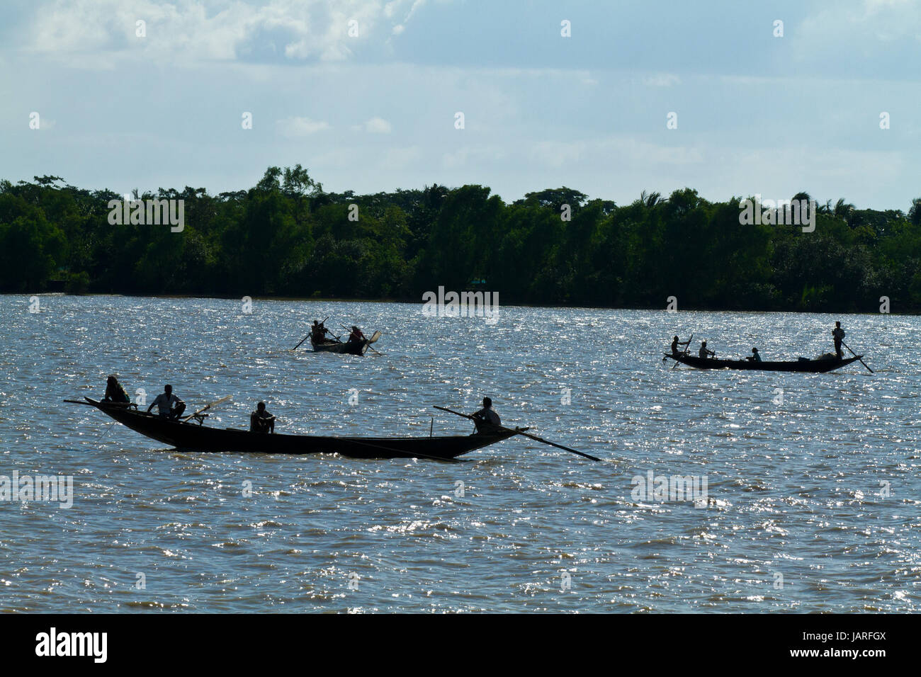 Barche da pesca sul fiume Pasur. Bagerhat, Bangladesh Foto Stock