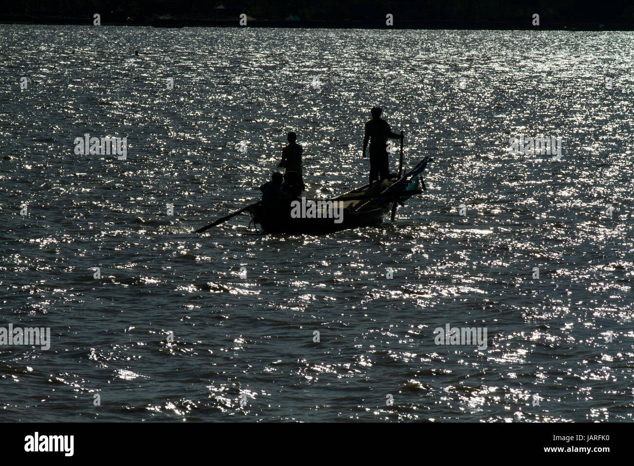 La pesca in barca sul fiume Pasur. Bagerhat, Bangladesh Foto Stock