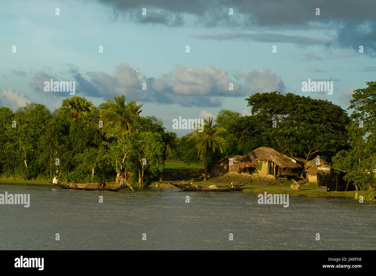 Villaggio sulla banca del fiume di Pasur. Bagerhat, Bangladesh Foto Stock