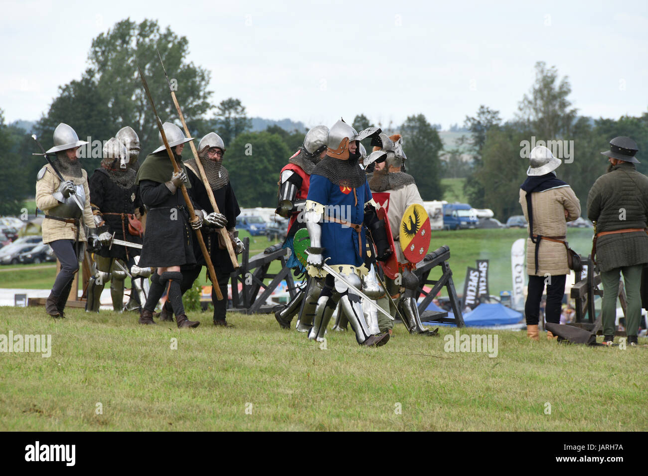 Battaglia medievale di Grunwald in cui i cavalieri teutonici hanno combattuto contro i polacchi e lituani cavalieri. Cavalieri cambiare posizione sul campo di battaglia Foto Stock