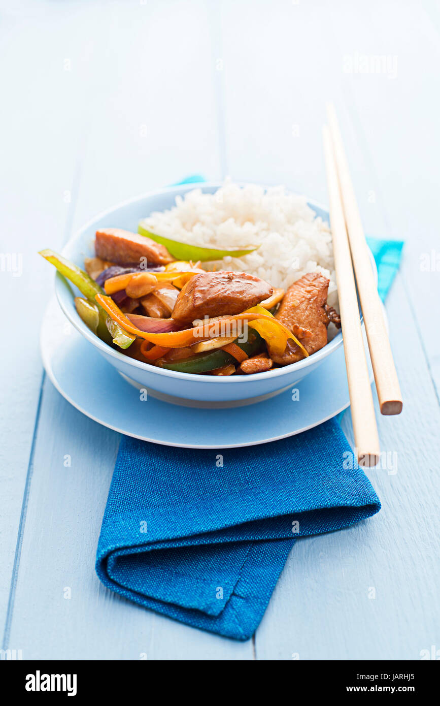 Carni di pollo con verdure e riso close up shoot Foto Stock