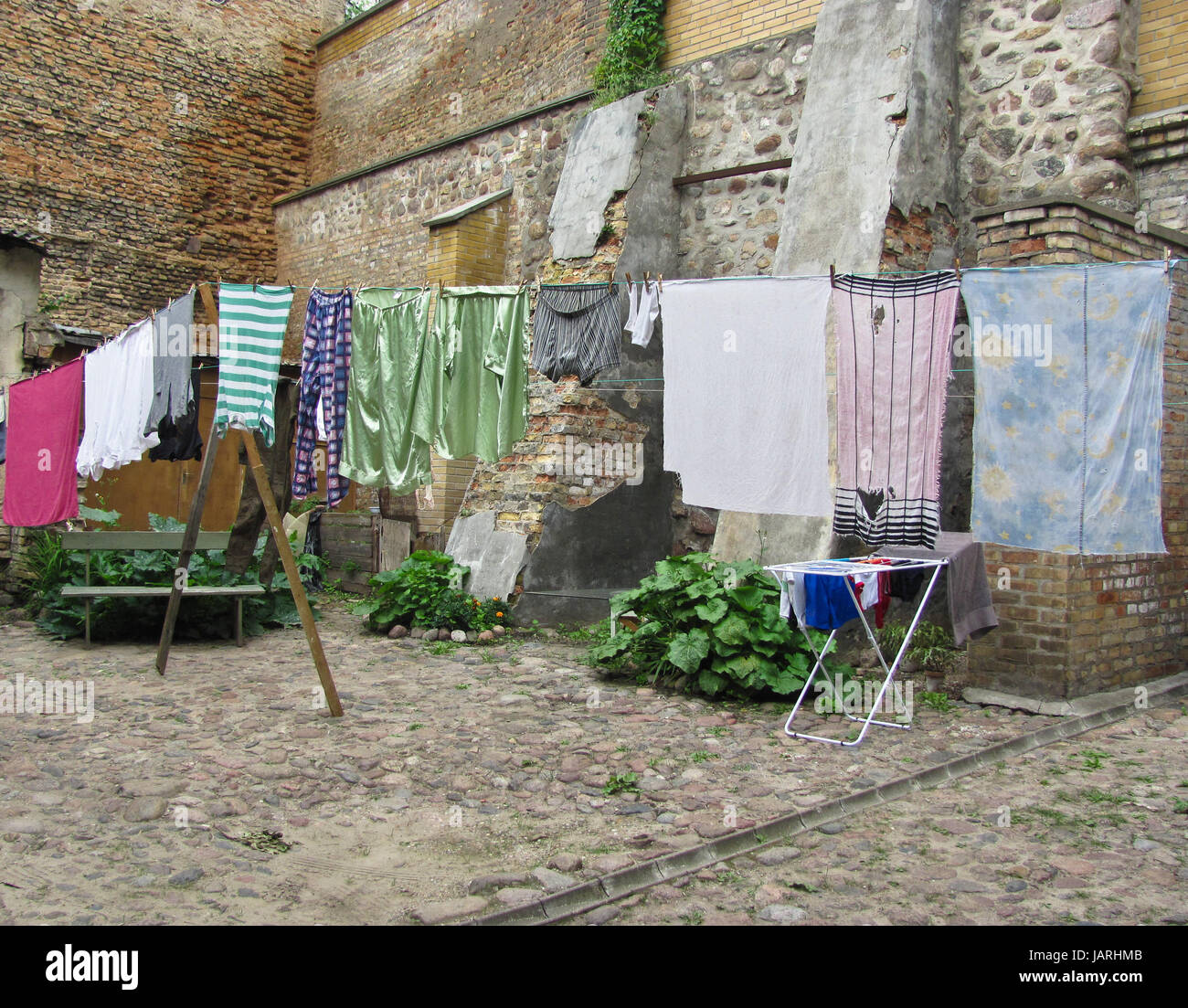 Asciugare la biancheria nella città vecchia Foto Stock