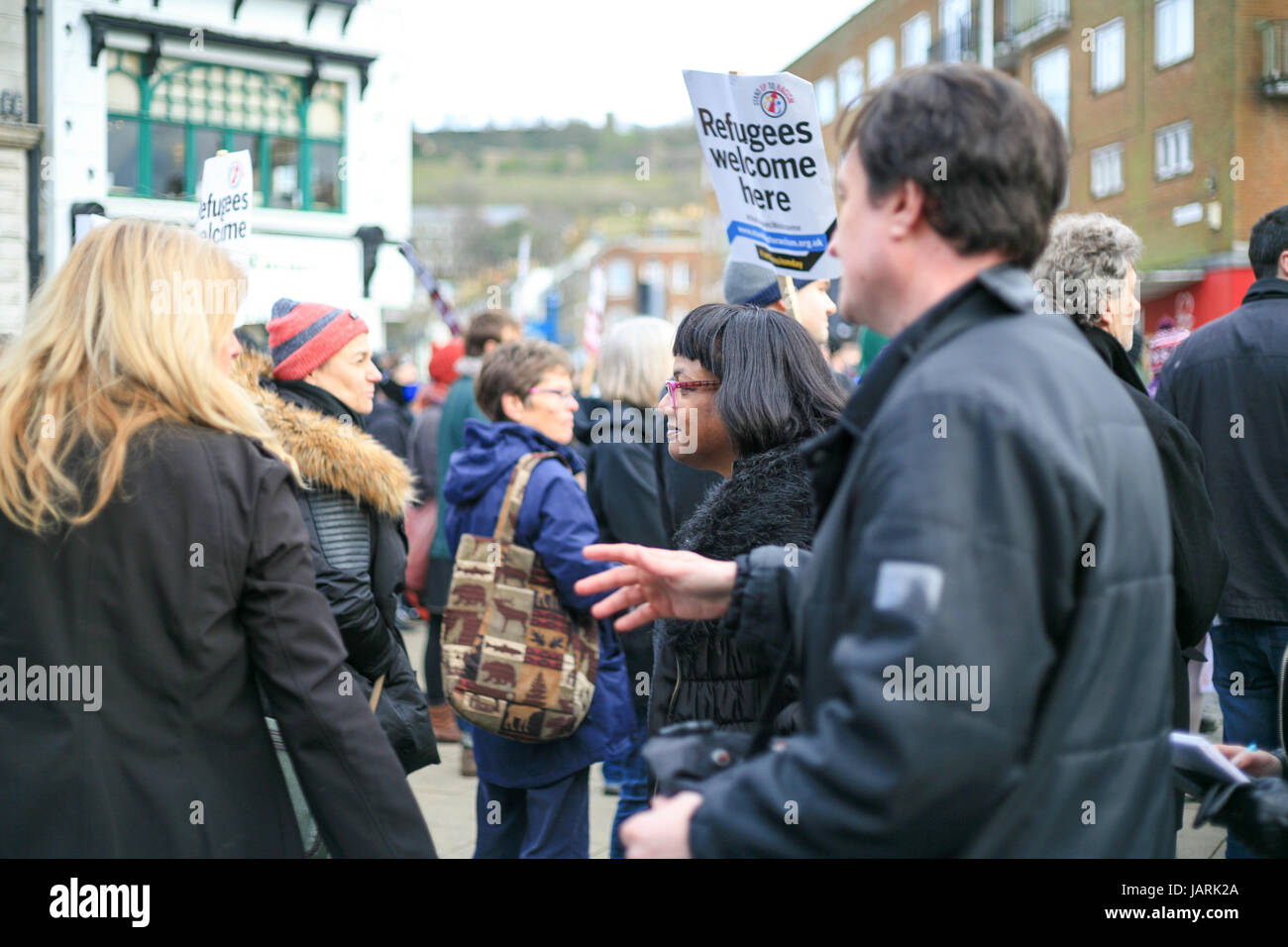 Diverse persone sono state ferite e le tre persone arrestate il giorno dopo di estrema destra e antifascista di manifestanti si scontrano durante le proteste contrapposte in Dover Foto Stock