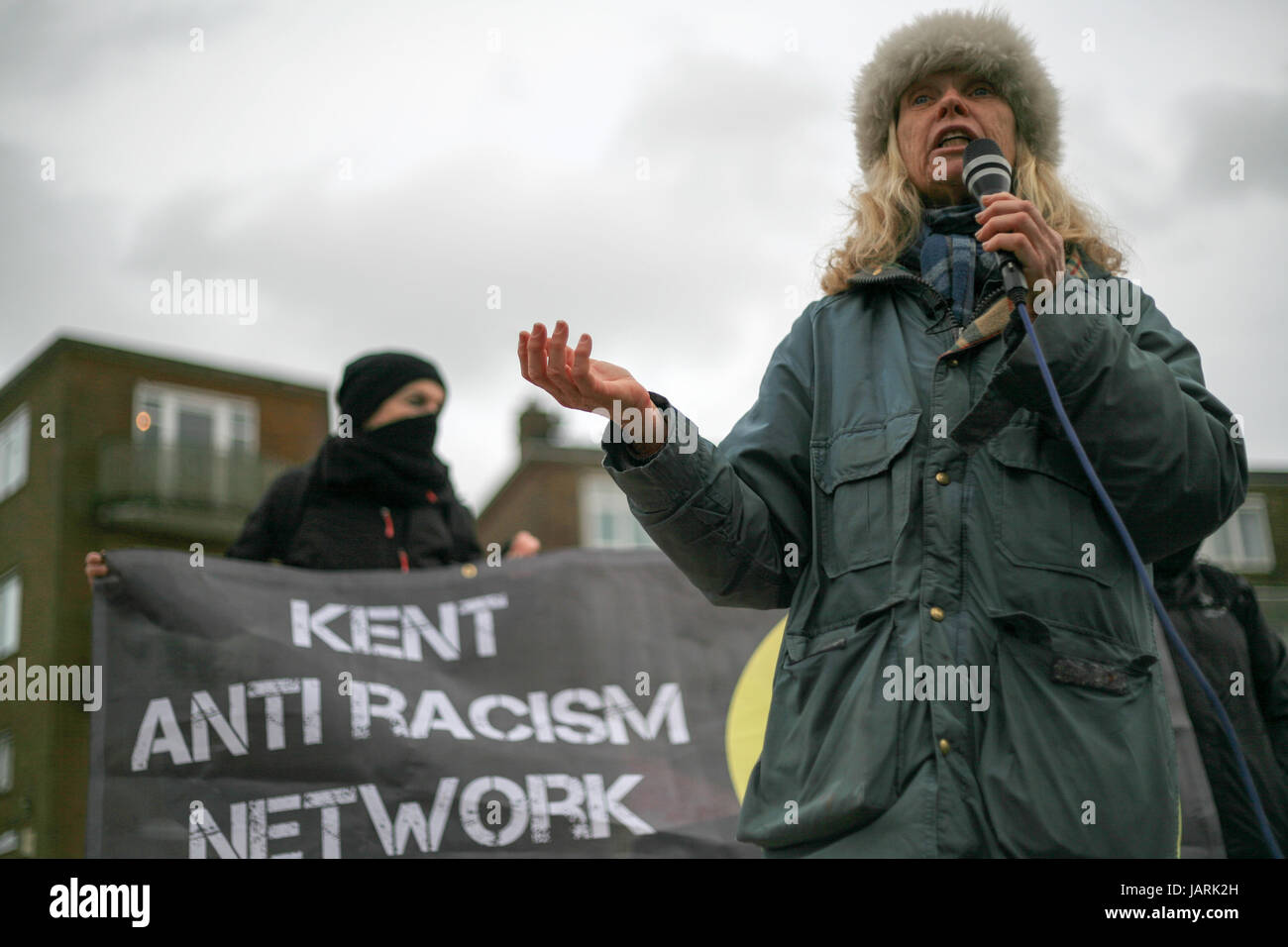 Diverse persone sono state ferite e le tre persone arrestate il giorno dopo di estrema destra e antifascista di manifestanti si scontrano durante le proteste contrapposte in Dover Foto Stock