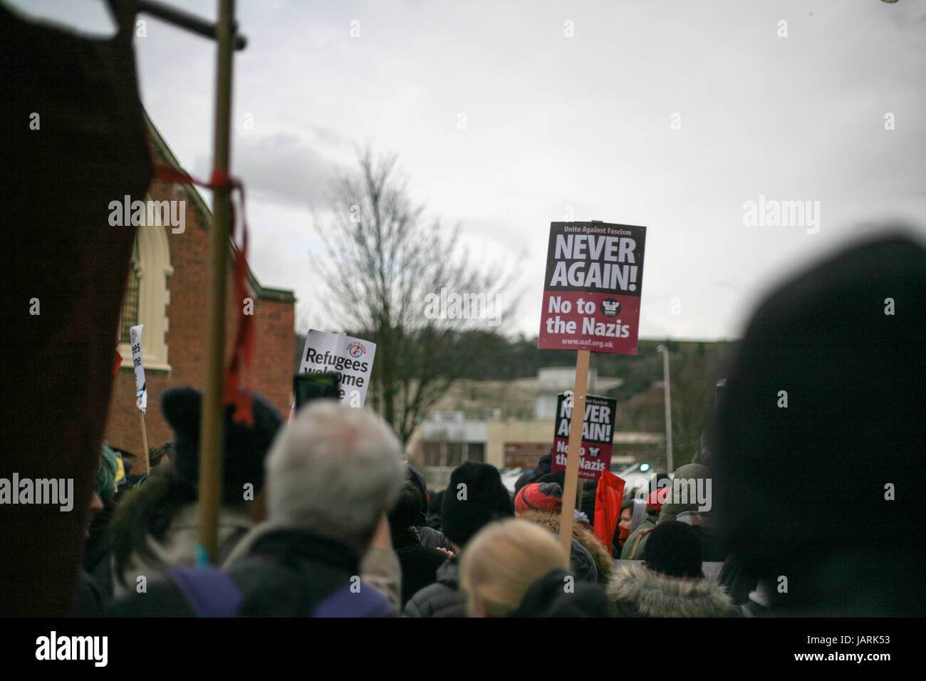 Diverse persone sono state ferite e le tre persone arrestate il giorno dopo di estrema destra e antifascista di manifestanti si scontrano durante le proteste contrapposte in Dover Foto Stock