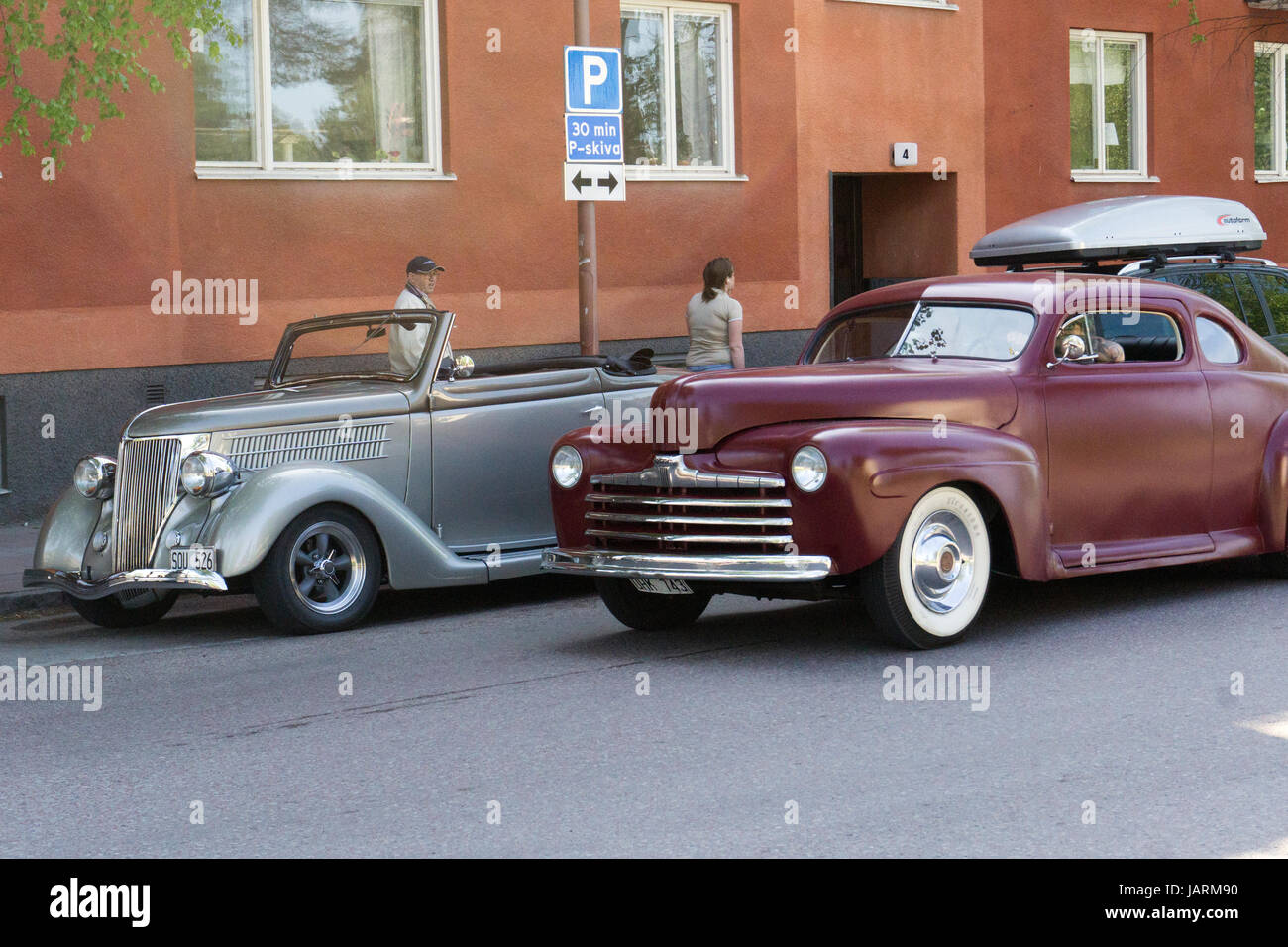 Esposizione stradale di auto americane classiche in Svezia, parte della sottocultura Raggare che celebra la cultura automobilistica degli anni '1950 Foto Stock