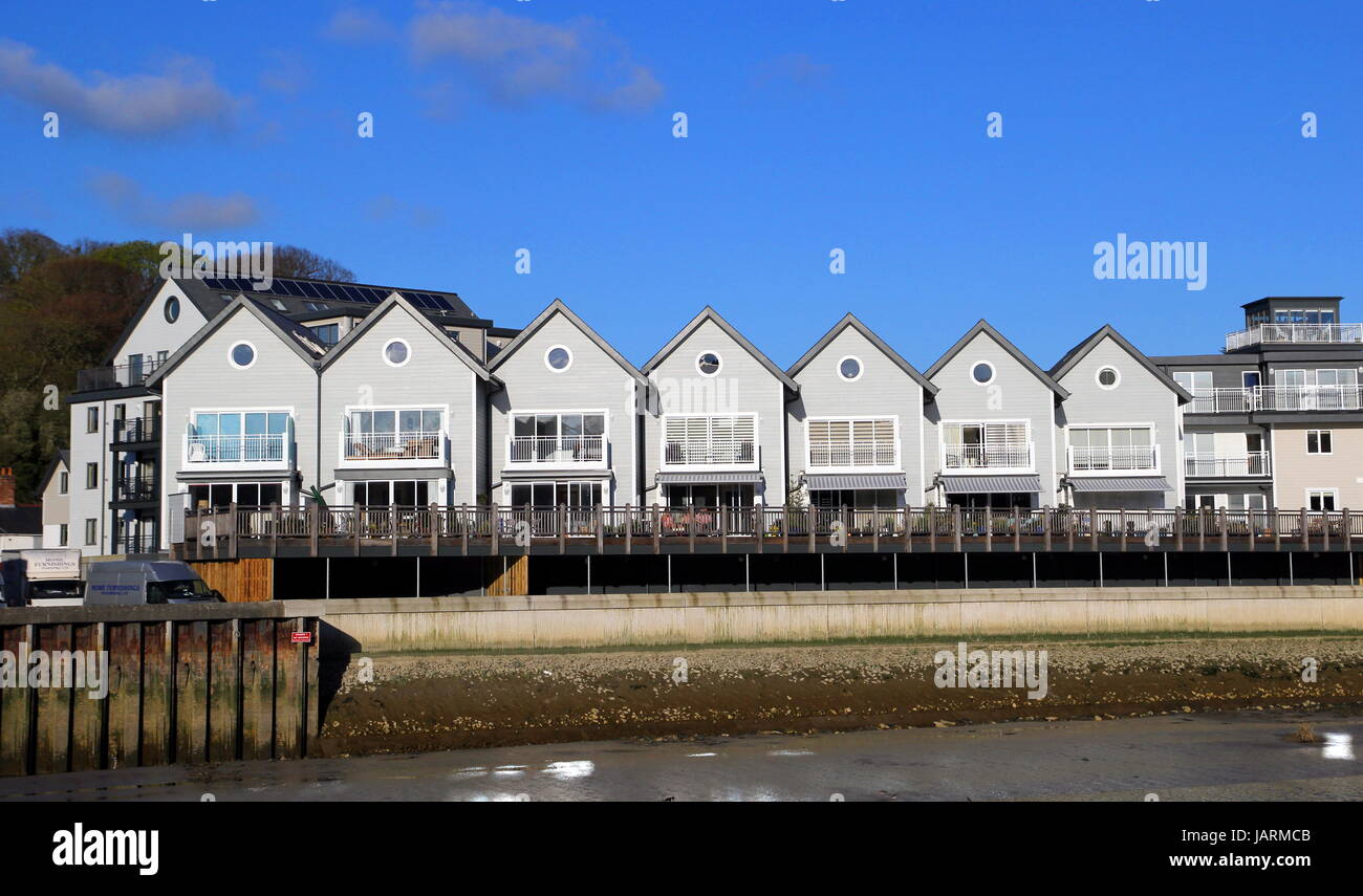 St Albans, Cornwall, Regno Unito - 6 Aprile 2017: fila di moderni appartamenti Riverside accanto al fiume Camel Foto Stock