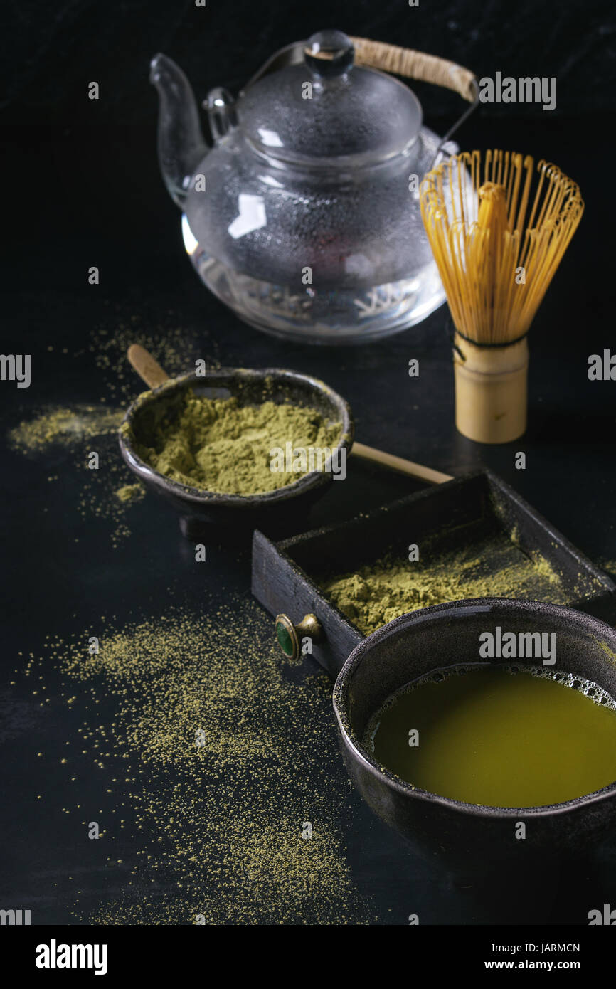 Il tè verde Matcha polvere e bere Foto Stock