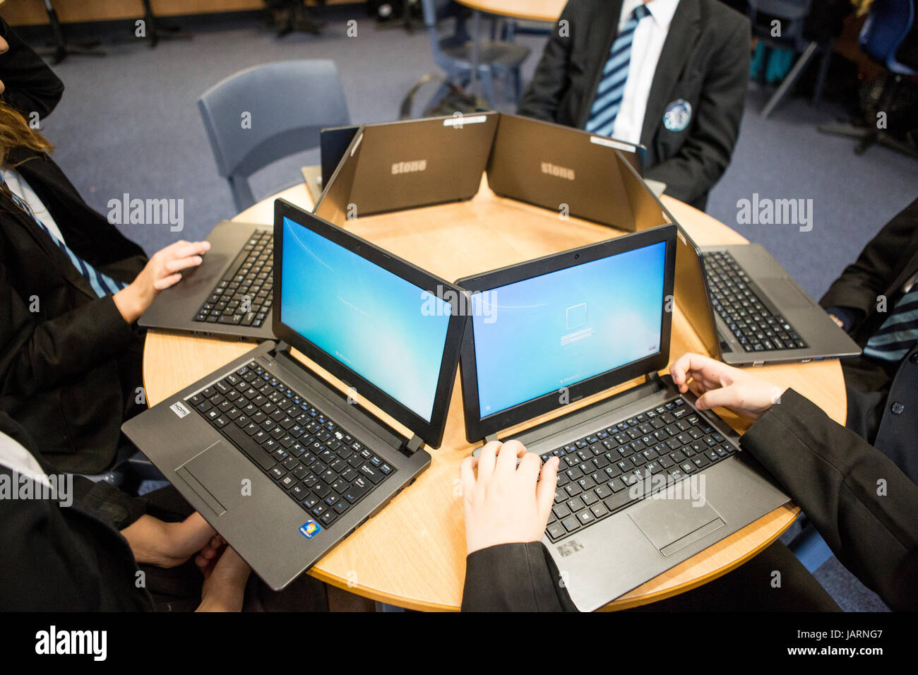 Alunni della scuola secondaria utilizzando la tecnologia per l apprendimento Foto Stock