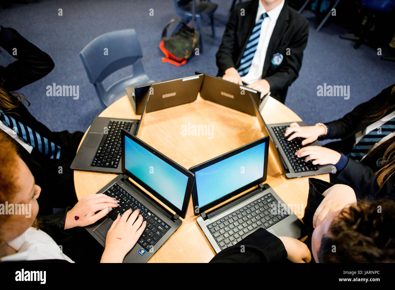 Alunni della scuola secondaria utilizzando la tecnologia per l apprendimento Foto Stock